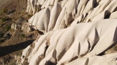 Kapadokya 'nın hava manzarası. Hindi. Goreme Ulusal Parkı. Yavaş çekim