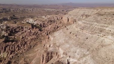 Kapadokya 'nın hava manzarası. Hindi. Goreme Ulusal Parkı. Yavaş çekim