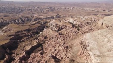 Kapadokya 'nın hava manzarası. Hindi. Goreme Ulusal Parkı. Yavaş çekim
