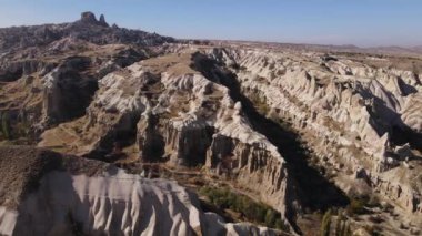 Kapadokya 'nın hava manzarası. Hindi. Goreme Ulusal Parkı. Yavaş çekim