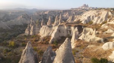 Kapadokya 'nın hava manzarası. Hindi. Goreme Ulusal Parkı. Yavaş çekim
