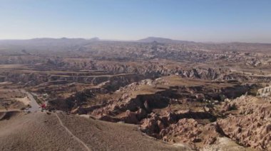 Kapadokya 'nın hava manzarası. Hindi. Goreme Ulusal Parkı. Yavaş çekim