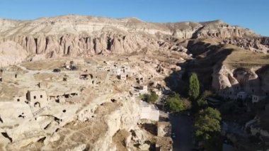 Kapadokya 'nın hava manzarası. Hindi. Goreme Ulusal Parkı. Yavaş çekim
