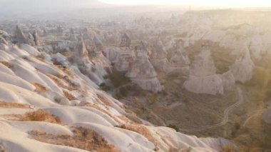 Kapadokya 'nın hava manzarası. Hindi. Goreme Ulusal Parkı. Yavaş çekim