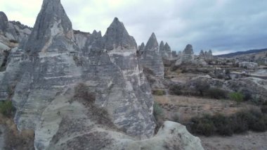 Kapadokya 'nın hava manzarası. Hindi. Goreme Ulusal Parkı. Yavaş çekim