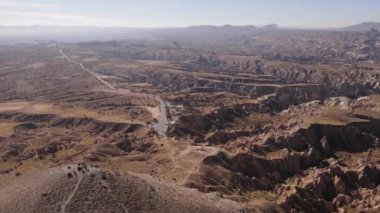 Kapadokya 'nın hava manzarası. Hindi. Goreme Ulusal Parkı. Yavaş çekim