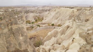 Kapadokya 'nın hava manzarası. Hindi. Goreme Ulusal Parkı. Yavaş çekim