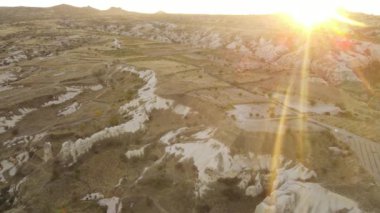 Kapadokya 'nın hava manzarası. Hindi. Goreme Ulusal Parkı. Yavaş çekim