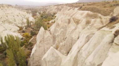 Kapadokya 'nın hava manzarası. Hindi. Goreme Ulusal Parkı. Yavaş çekim