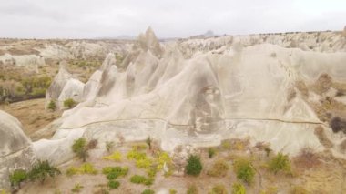 Kapadokya 'nın hava manzarası. Hindi. Goreme Ulusal Parkı. Yavaş çekim
