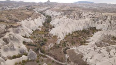 Kapadokya 'nın hava manzarası. Hindi. Goreme Ulusal Parkı. Yavaş çekim