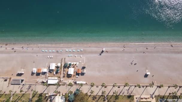 Praia na cidade balnear resort. A Turquia. Movimento lento — Vídeo de Stock