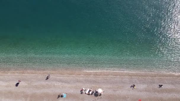Praia na cidade balnear resort. A Turquia. Movimento lento — Vídeo de Stock