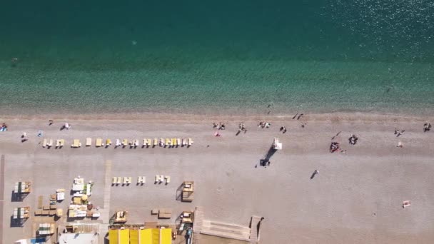 Plaża w nadmorskim kurorcie. Turcja. Zwolniony ruch — Wideo stockowe