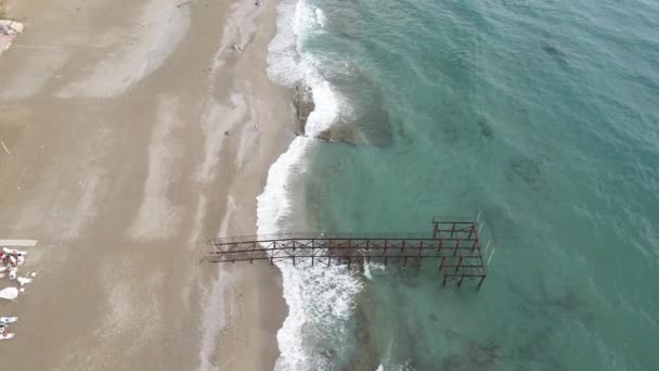 Strand a tengerparti üdülővárosban. Törökország. Lassú mozgás. — Stock videók