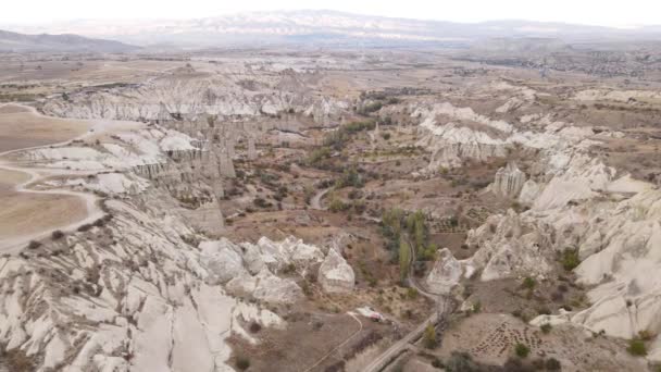 Widok z lotu ptaka na krajobraz Kapadocji. Turcja. Park Narodowy Goreme. Zwolniony ruch — Wideo stockowe