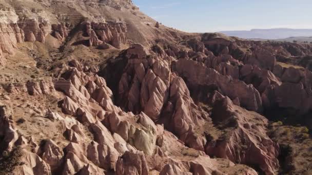 Widok z lotu ptaka na krajobraz Kapadocji. Turcja. Park Narodowy Goreme. Zwolniony ruch — Wideo stockowe