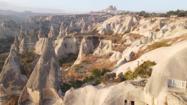 Vista aérea da paisagem Capadócia. A Turquia. Parque Nacional Goreme. Movimento lento — Vídeo de Stock