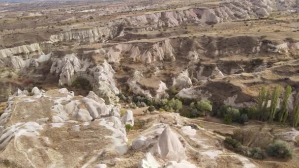 Luftfoto af Kappadokien landskab. Tyrkiet. Goreme Nationalpark. Langsom bevægelse – Stock-video