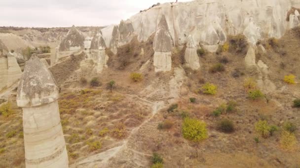 Widok z lotu ptaka na krajobraz Kapadocji. Turcja. Park Narodowy Goreme. Zwolniony ruch — Wideo stockowe