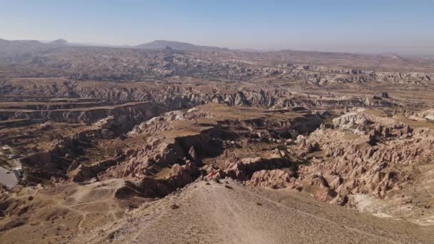 Letecký pohled na krajinu Kappadokie. Krocan. Národní park Goreme. Zpomalený pohyb — Stock video