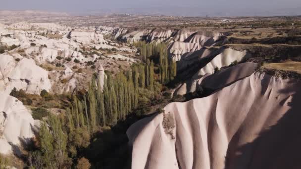Kapadokya 'nın hava manzarası. Hindi. Goreme Ulusal Parkı. Yavaş çekim — Stok video