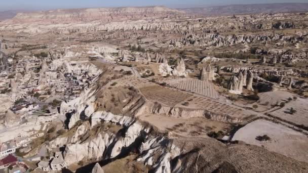 Letecký pohled na krajinu Kappadokie. Krocan. Národní park Goreme. Zpomalený pohyb — Stock video