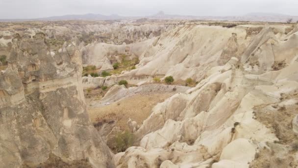 Widok z lotu ptaka na krajobraz Kapadocji. Turcja. Park Narodowy Goreme. Zwolniony ruch — Wideo stockowe