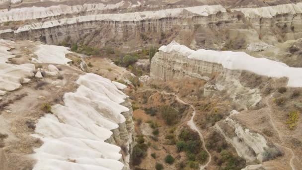 Widok z lotu ptaka na krajobraz Kapadocji. Turcja. Park Narodowy Goreme. Zwolniony ruch — Wideo stockowe