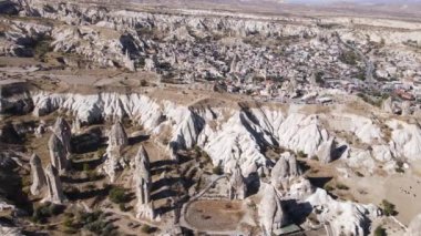 Kapadokya 'nın hava manzarası. Hindi. Goreme Ulusal Parkı. Yavaş çekim