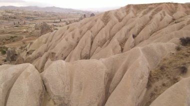 Kapadokya 'nın hava manzarası. Hindi. Goreme Ulusal Parkı. Yavaş çekim