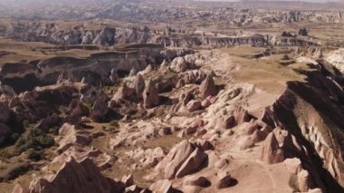 Kapadokya 'nın hava manzarası. Hindi. Goreme Ulusal Parkı. Yavaş çekim
