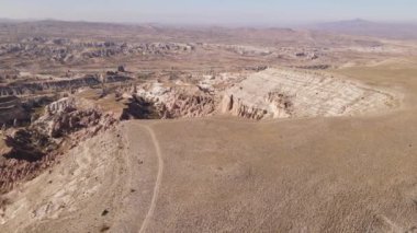 Kapadokya 'nın hava manzarası. Hindi. Goreme Ulusal Parkı. Yavaş çekim