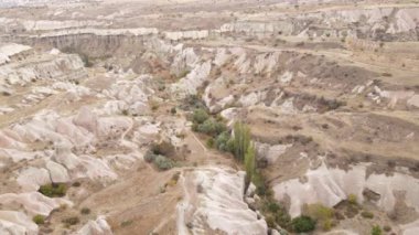Kapadokya 'nın hava manzarası. Hindi. Goreme Ulusal Parkı. Yavaş çekim
