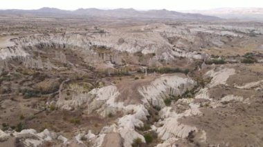Kapadokya 'nın hava manzarası. Hindi. Goreme Ulusal Parkı. Yavaş çekim