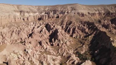 Kapadokya 'nın hava manzarası. Hindi. Goreme Ulusal Parkı. Yavaş çekim