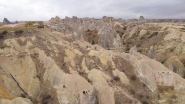 Kapadokya 'nın hava manzarası. Hindi. Goreme Ulusal Parkı. Yavaş çekim
