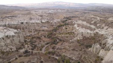 Kapadokya 'nın hava manzarası. Hindi. Goreme Ulusal Parkı. Yavaş çekim