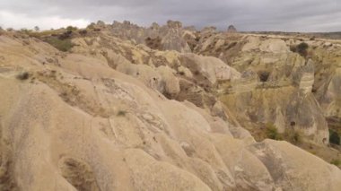 Kapadokya 'nın hava manzarası. Hindi. Goreme Ulusal Parkı. Yavaş çekim