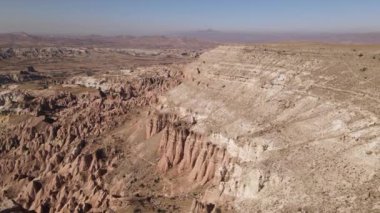 Kapadokya 'nın hava manzarası. Hindi. Goreme Ulusal Parkı. Yavaş çekim