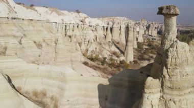 Kapadokya 'nın hava manzarası. Hindi. Goreme Ulusal Parkı. Yavaş çekim