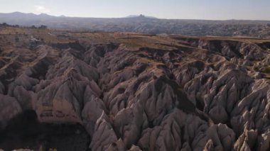 Kapadokya 'nın hava manzarası. Hindi. Goreme Ulusal Parkı. Yavaş çekim