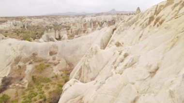 Kapadokya 'nın hava manzarası. Hindi. Goreme Ulusal Parkı. Yavaş çekim