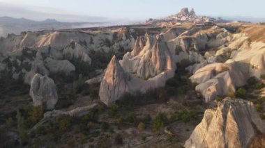 Kapadokya 'nın hava manzarası. Hindi. Goreme Ulusal Parkı. Yavaş çekim