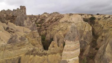 Kapadokya 'nın hava manzarası. Hindi. Goreme Ulusal Parkı. Yavaş çekim