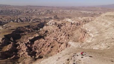 Kapadokya 'nın hava manzarası. Hindi. Goreme Ulusal Parkı. Yavaş çekim