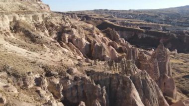 Kapadokya 'nın hava manzarası. Hindi. Goreme Ulusal Parkı. Yavaş çekim