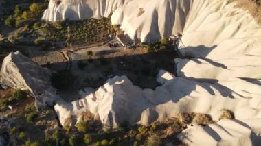 Kapadokya 'nın hava manzarası. Hindi. Goreme Ulusal Parkı. Yavaş çekim