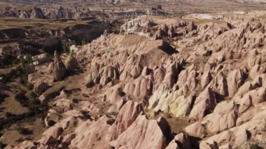 Kapadokya 'nın hava manzarası. Hindi. Goreme Ulusal Parkı. Yavaş çekim