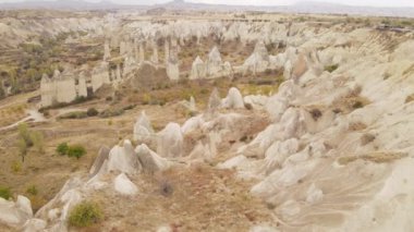 Kapadokya 'nın hava manzarası. Hindi. Goreme Ulusal Parkı. Yavaş çekim
